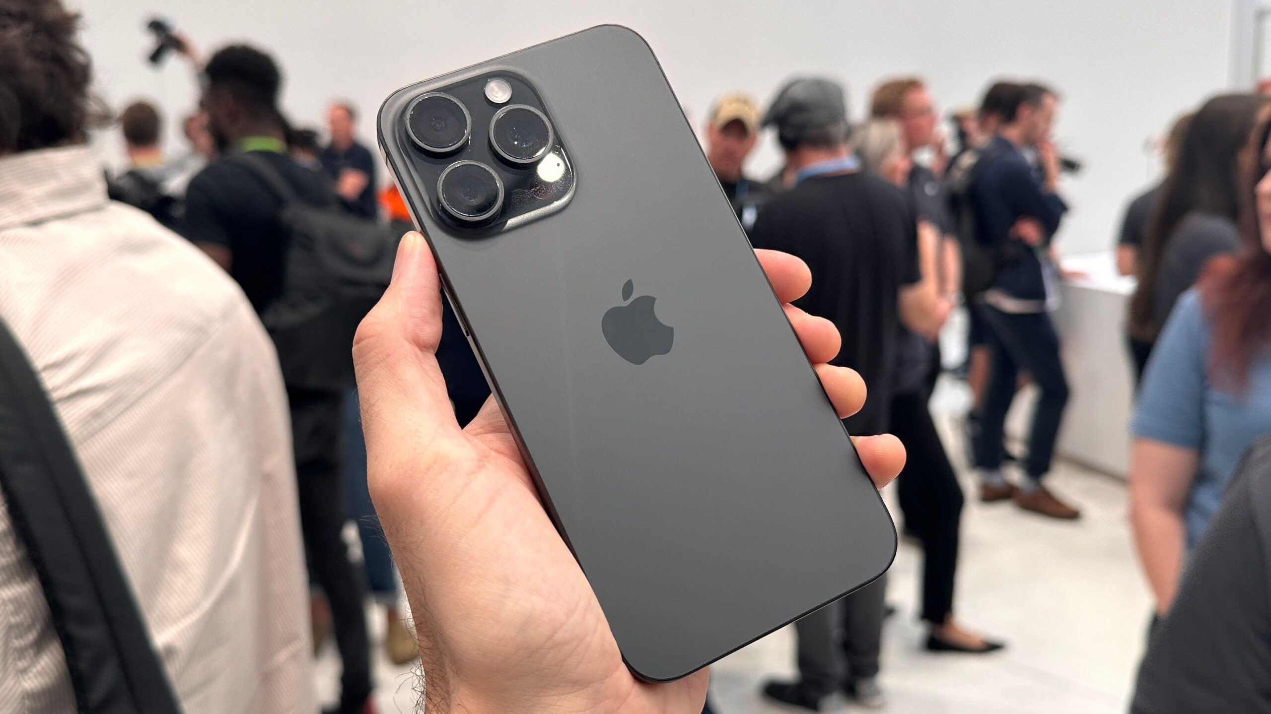 Apple sets record India revenue, plans 4 new stores