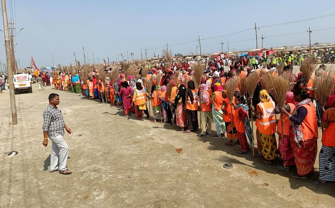 Mahakumbh 2025, Guinness World Record Cleaning Drive, Prayagraj Kumbh Cleaning Record, 15,000 Sanitation Workers Mahakumbh, Mahakumbh Swachh Bharat Initiative, Kumbh Mela Cleanliness Record, 10 km Cleaning Drive Prayagraj, Swachh Mahakumbh 2025