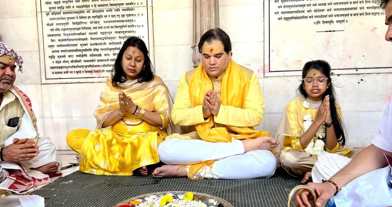 Varun Gandhi In Varanasi, Varun Gandhi family, Varun Gandhi Donates