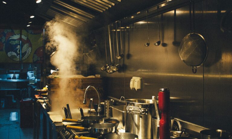 dark kitchens, cloud kitchen business, food delivery trends India, start a dark kitchen, ghost kitchen setup, profitable food business 2025, Indian food startup, Zomato Swiggy business model, cloud kitchen budget, low investment business India