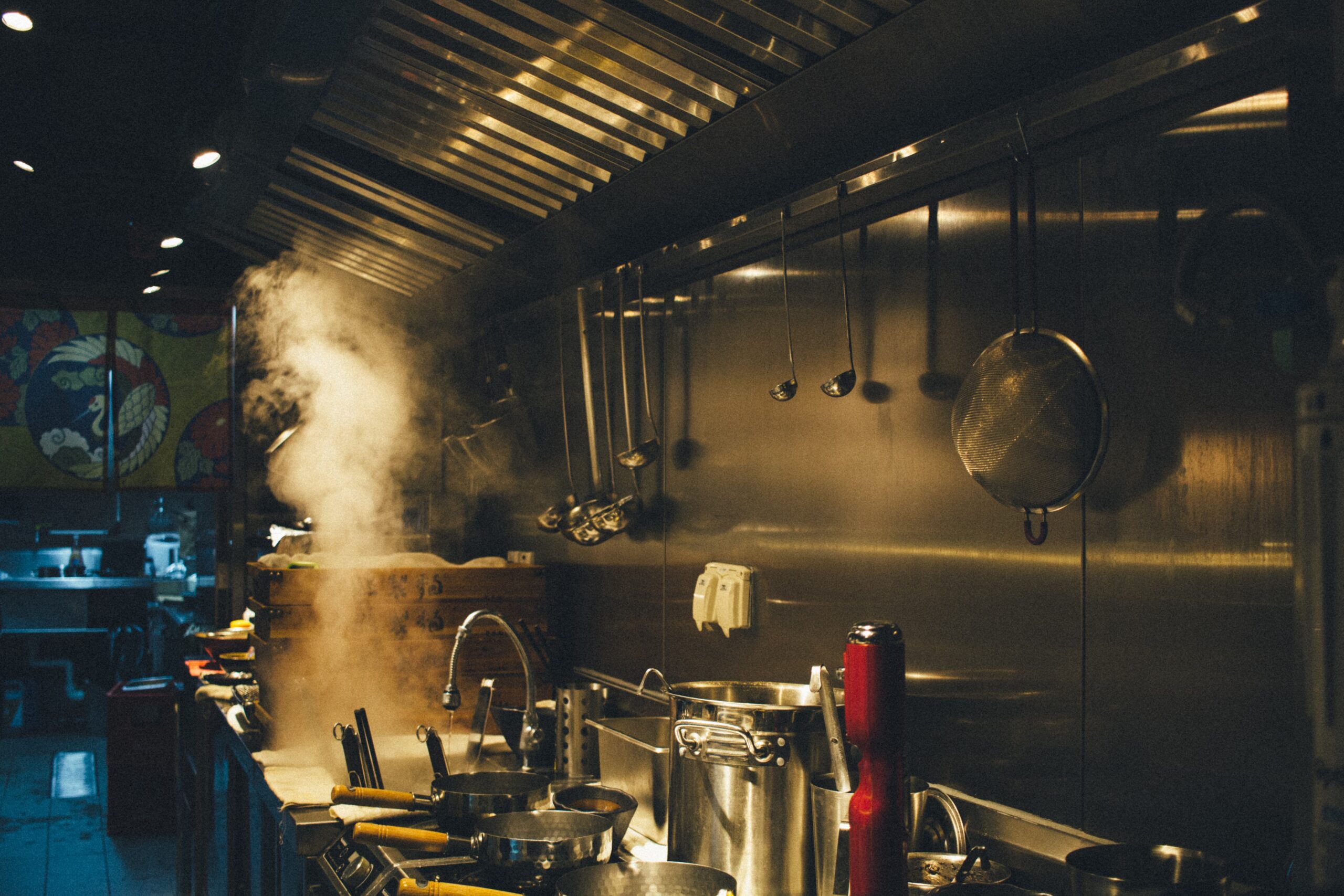 dark kitchens, cloud kitchen business, food delivery trends India, start a dark kitchen, ghost kitchen setup, profitable food business 2025, Indian food startup, Zomato Swiggy business model, cloud kitchen budget, low investment business India