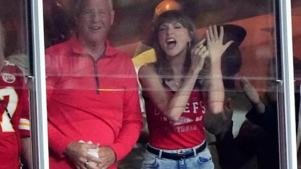 Taylor Swift, Travis Kelce, Taylor Swift reaction, Travis Kelce touchdown, Travis Kelce first touchdown 2026, Taylor Swift wedding ring, Kansas City Chiefs, Chiefs vs Colts, NFL 2026, Patrick Mahomes, Taylor Swift Chiefs game, Travis Kelce 2026, Taylor Swift viral moment