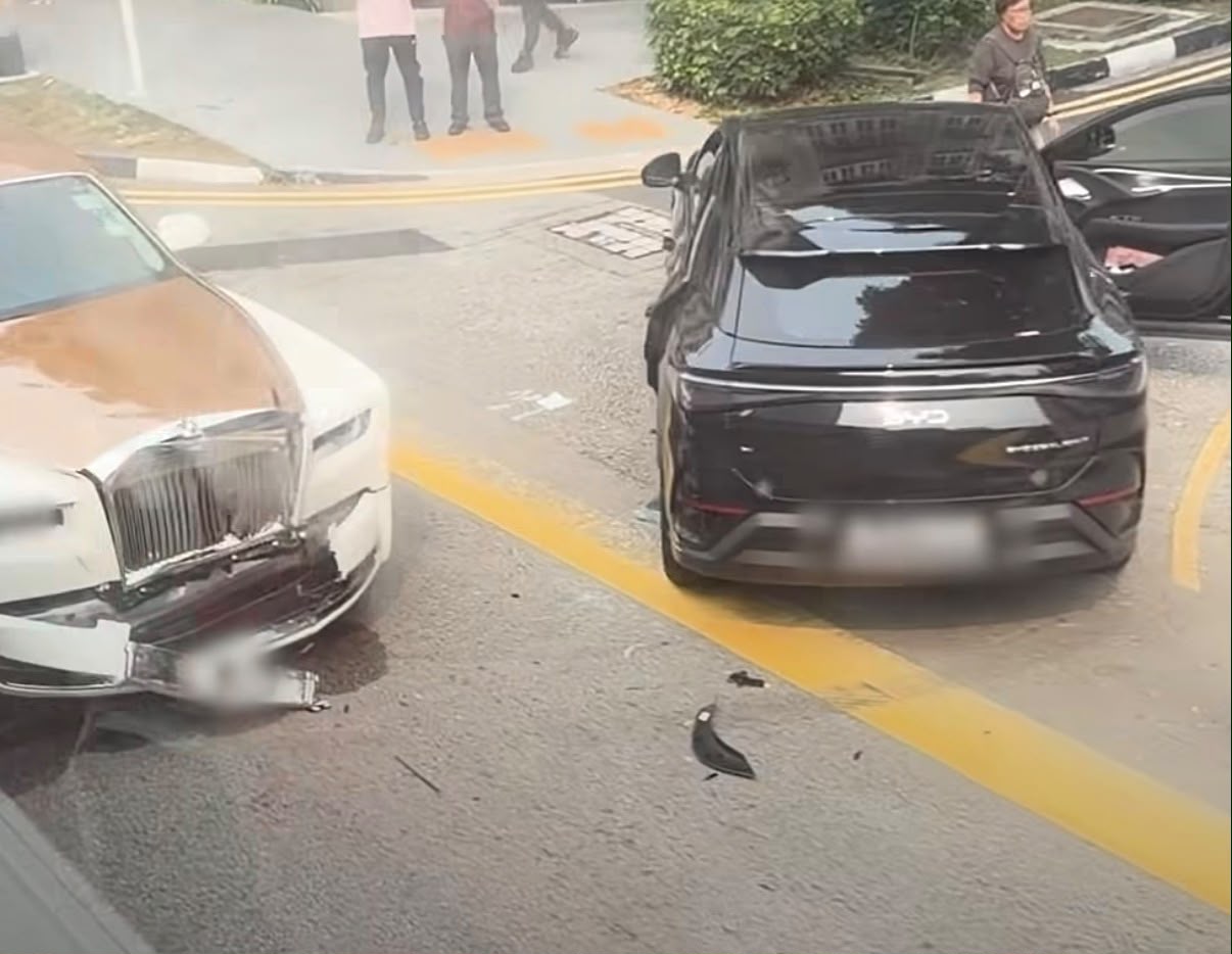 Rolls Royce Phantom BYD Sealion crash