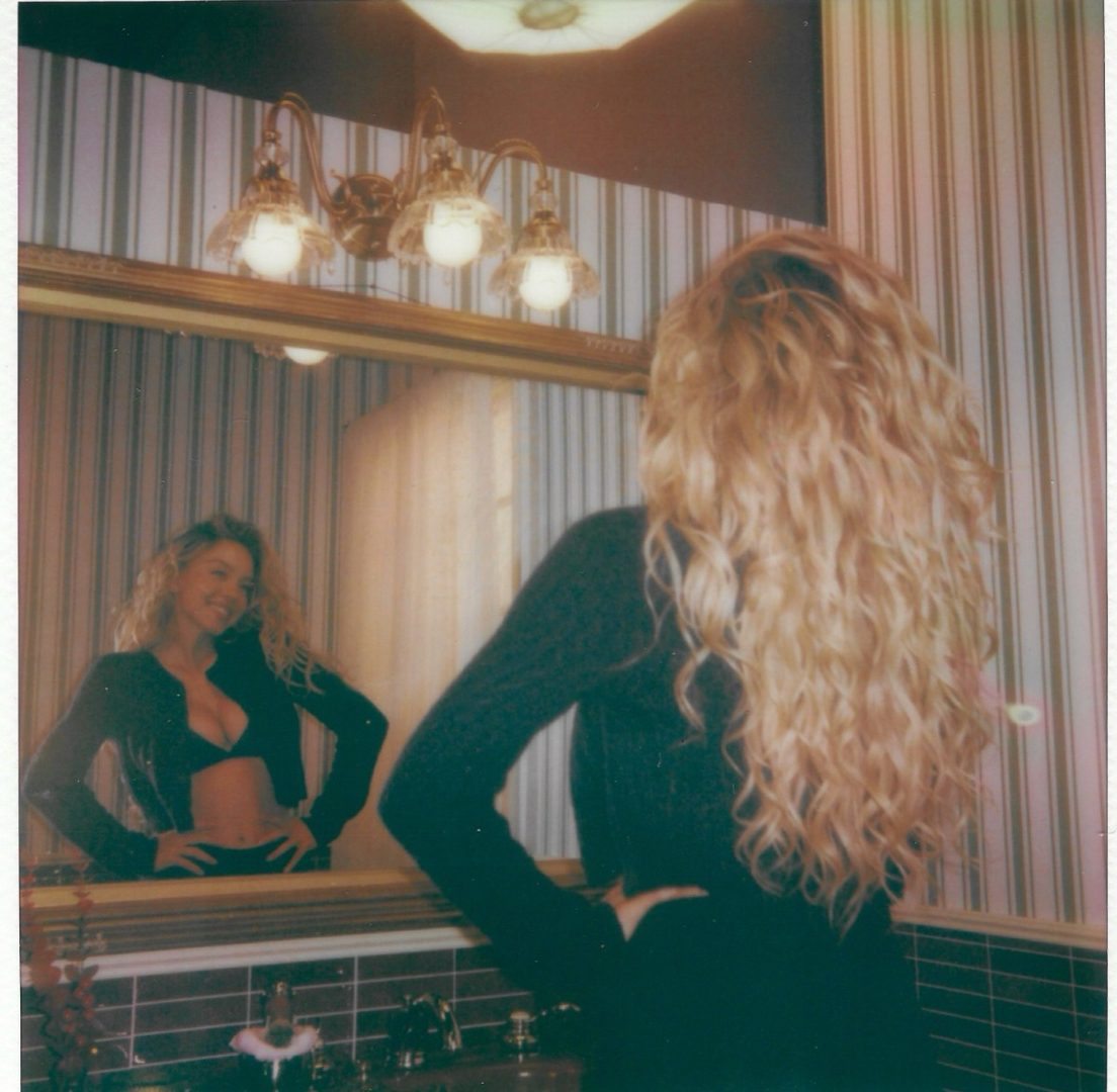 sydney sweeney selfie mirror
