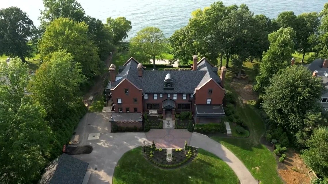 Taylor Swift’s $5.35M Mansion Sparks Dispute Over a $75,000 Neighbour Concern taylor swift mansion